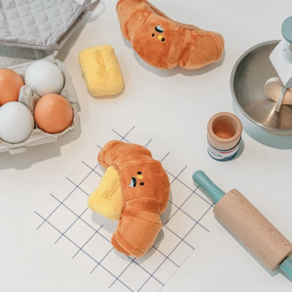 Jouet peluche croissant au beurre design réaliste