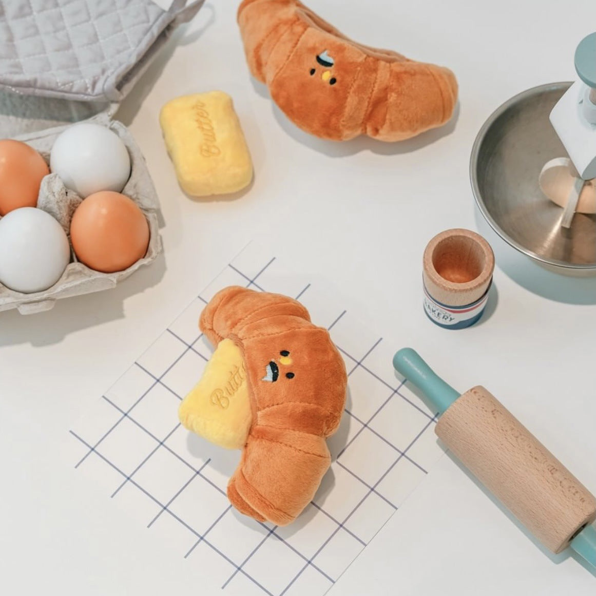 Jouet peluche croissant au beurre design réaliste