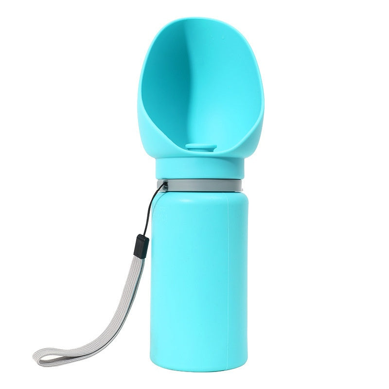 Chien buvant avec la gourde pliable en silicone